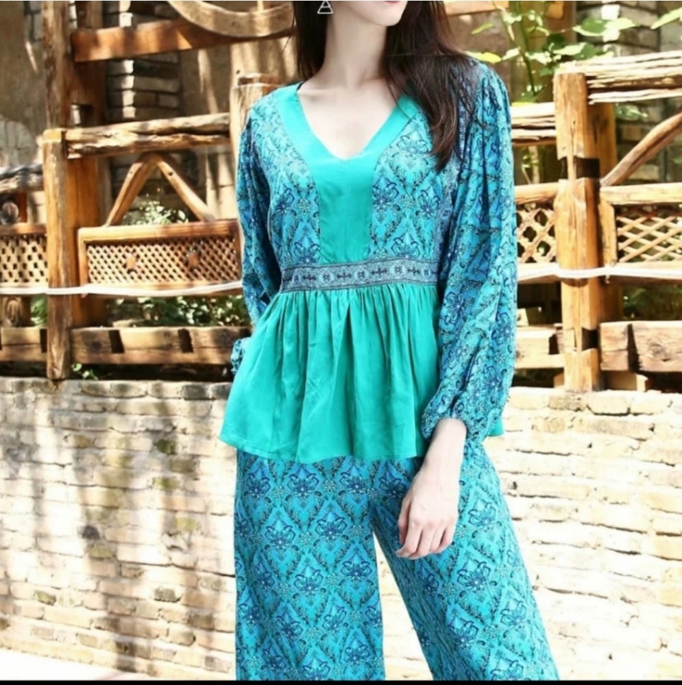 NWT Seaside Gypsy Teal Patterned V-Neck Blouse